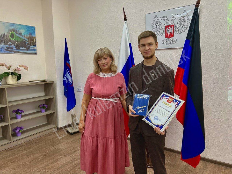 Сегодня, в преддверии Дня молодёжи, в Управе Ворошиловского района состоялось торжественное награждение самых активных представителей нашей молодёжи Сегодня, в преддверии Дня молодёжи, в Управе Ворошиловского района состоялось торжественное награждение самых активных представителей нашей молодёжи