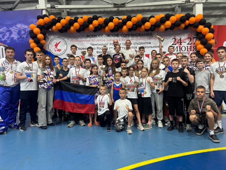 Юрий Мартынов: Отличные новости из Нальчика, где проходят Всероссийские соревнования «Чемпионат и первенство России по кикбоксингу среди студентов и школьников» в ринговых дисциплинах: «фулл-контакт», «лоу-кик» и татами...