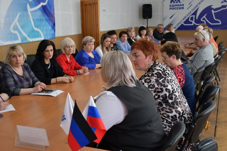 Глава муниципального образования городского округа Дебальцево, секретарь МО ВПП "ЕДИНАЯ РОССИЯ" Сергей Желновач встретился с первичными отделениями местного отделения Всероссийской политической партии "Единая Россия" Глава муниципального образования городского округа Дебальцево, секретарь МО ВПП "ЕДИНАЯ РОССИЯ" Сергей Желновач встретился с первичными отделениями местного отделения Всероссийской политической партии "Единая Россия"