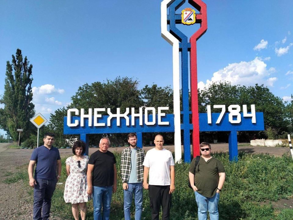 Коммунальщики Снежного продолжают благоустраивать территории общего пользования Коммунальщики Снежного продолжают благоустраивать территории общего пользования