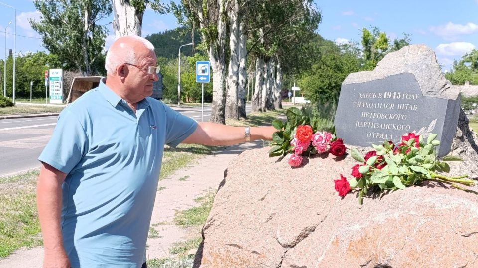 Наталья Бегуненко: Сегодня, 27 июня, в Петровском районе г. Донецка состоялась церемония возложения цветов к памятному знаку «Петровскому партизанскому отряду Александра Шведова», посвященная Дню партизан и подпольщиков Наталья Бегуненко: Сегодня, 27 июня, в Петровском районе г. Донецка состоялась церемония возложения цветов к памятному знаку «Петровскому партизанскому отряду Александра Шведова», посвященная Дню партизан и подпольщиков