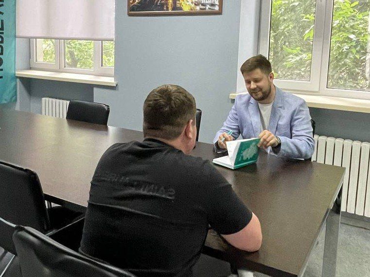 ПРИЁМЫ ГРАЖДАН. Депутаты Ирина Бениаминова, Богдан Новиков, Евгения Мажара и Кирилл Рыбаков традиционно принимали граждан в закреплённых районах Донецка ПРИЁМЫ ГРАЖДАН. Депутаты Ирина Бениаминова, Богдан Новиков, Евгения Мажара и Кирилл Рыбаков традиционно принимали граждан в закреплённых районах Донецка