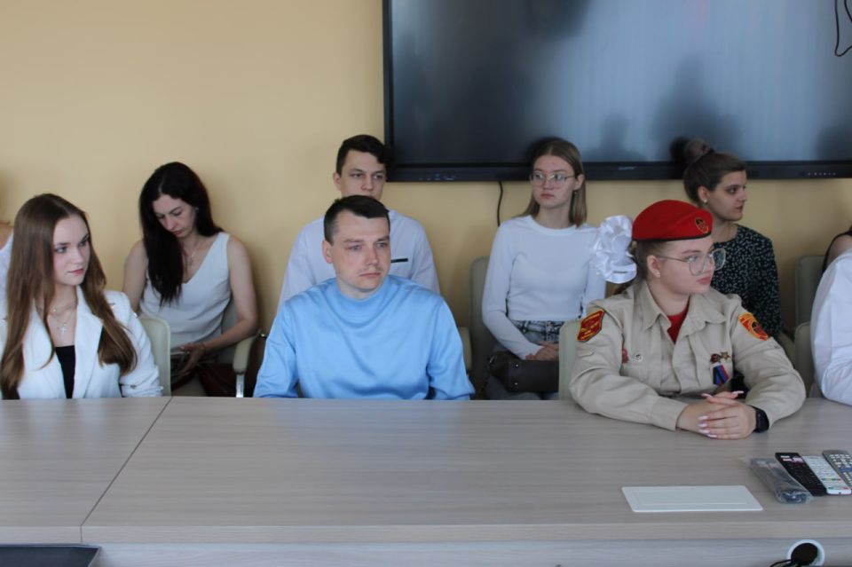 Иван Приходько: Сегодня провел встречу с активной молодежью Горловки в рамках проекта «ГосСтарт.Диалог». Обсудил с представителями молодежных общественных организаций, студентами и учащимися вопросы реализации акций... Иван Приходько: Сегодня провел встречу с активной молодежью Горловки в рамках проекта «ГосСтарт.Диалог». Обсудил с представителями молодежных общественных организаций, студентами и учащимися вопросы реализации акций...