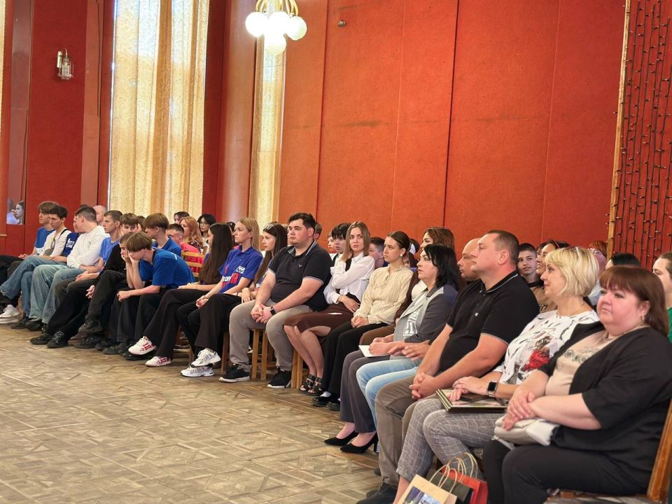 Денис Зубов: С Днём молодежи!!. В преддверии празднования Дня молодежи в городском округе Иловайск состоялось праздничное мероприятие, в котором приняли участие представители всех молодежных организаций, активисты округа... Денис Зубов: С Днём молодежи!!. В преддверии празднования Дня молодежи в городском округе Иловайск состоялось праздничное мероприятие, в котором приняли участие представители всех молодежных организаций, активисты округа...
