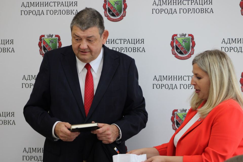 Иван Приходько: В рамках Фестиваля ко Дню молодежи вручил Грамоты администрации городского округа Горловка Донецкой Народной Республики представителям молодежных организаций нашего города, активистам и инициативным молодым... Иван Приходько: В рамках Фестиваля ко Дню молодежи вручил Грамоты администрации городского округа Горловка Донецкой Народной Республики представителям молодежных организаций нашего города, активистам и инициативным молодым...