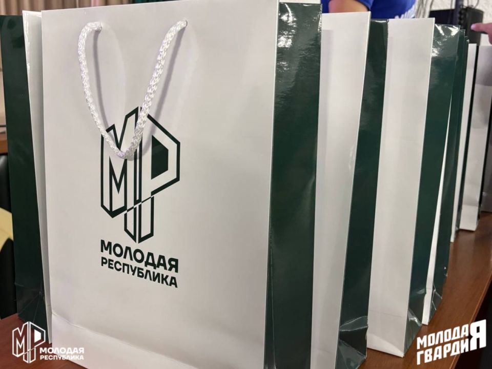 Работаем дальше. В преддверии Дня молодёжи Центральный штаб МР и МГЕР ДНР отметил активистов нашего штаба! Ребята получили благодарственные письма от руководителя организации Сергея Добровольского и памятные подарки Работаем дальше. В преддверии Дня молодёжи Центральный штаб МР и МГЕР ДНР отметил активистов нашего штаба! Ребята получили благодарственные письма от руководителя организации Сергея Добровольского и памятные подарки