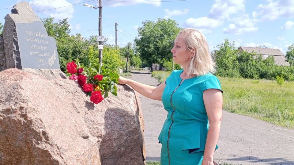 Наталья Бегуненко: Сегодня, 27 июня, в Петровском районе г. Донецка состоялась церемония возложения цветов к памятному знаку «Петровскому партизанскому отряду Александра Шведова», посвященная Дню партизан и подпольщиков Наталья Бегуненко: Сегодня, 27 июня, в Петровском районе г. Донецка состоялась церемония возложения цветов к памятному знаку «Петровскому партизанскому отряду Александра Шведова», посвященная Дню партизан и подпольщиков