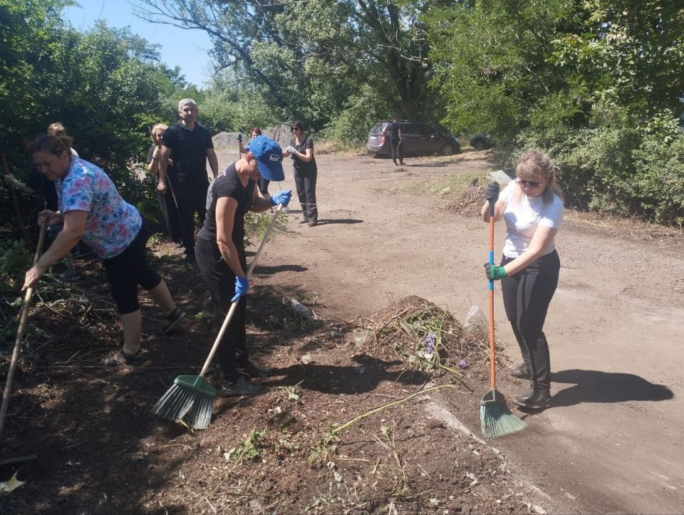Сегодня коллектив Тельмановского муниципального совета, во главе с председателем Тельмановского муниципального совета Дмитрием Липчанским, приняли участие в мероприятии по уборке водного объекта "Мокрая Каранка" Сегодня коллектив Тельмановского муниципального совета, во главе с председателем Тельмановского муниципального совета Дмитрием Липчанским, приняли участие в мероприятии по уборке водного объекта "Мокрая Каранка"