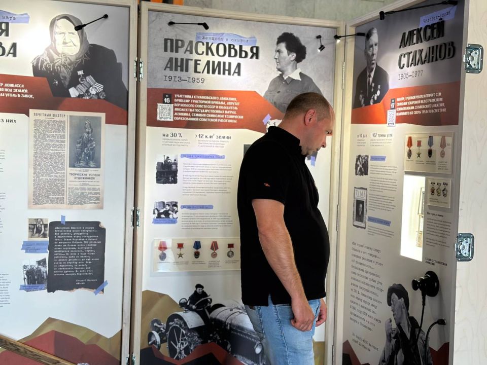 «Великие люди Донбасса». Директор МБУ "Музей истории городского округа Иловайск" Надежда Бушуева провела весьма занимательную экскурсию по выставке "Великие люди Донбасса" «Великие люди Донбасса». Директор МБУ "Музей истории городского округа Иловайск" Надежда Бушуева провела весьма занимательную экскурсию по выставке "Великие люди Донбасса"