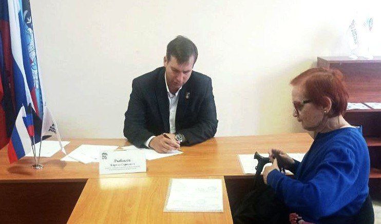 ПРИЁМЫ ГРАЖДАН. Депутаты Ирина Бениаминова, Богдан Новиков, Евгения Мажара и Кирилл Рыбаков традиционно принимали граждан в закреплённых районах Донецка ПРИЁМЫ ГРАЖДАН. Депутаты Ирина Бениаминова, Богдан Новиков, Евгения Мажара и Кирилл Рыбаков традиционно принимали граждан в закреплённых районах Донецка