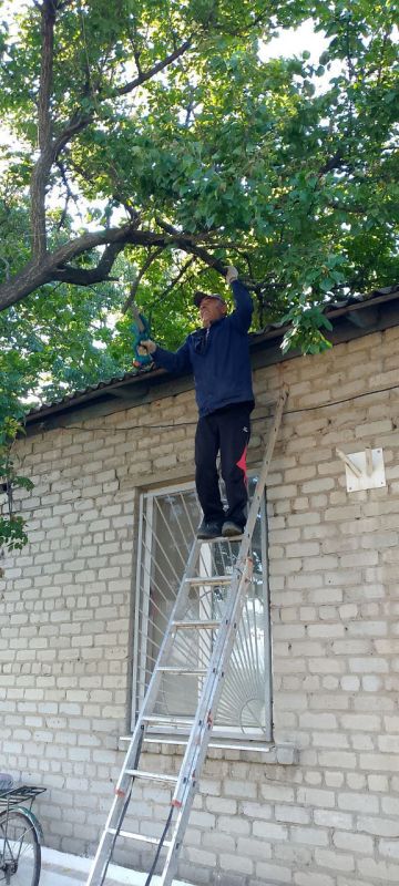 По партийному проекту "Чистая страна", в пгт.Луганское состоялся субботник По партийному проекту "Чистая страна", в пгт.Луганское состоялся субботник