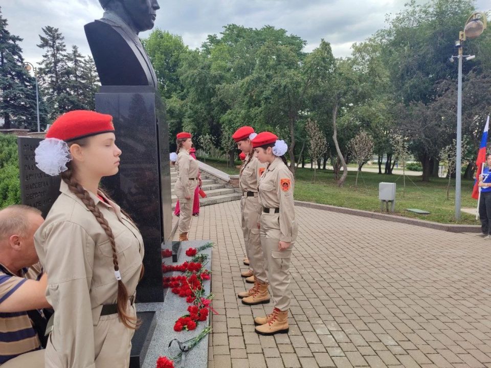 МЫ ПОМНИМ. 26.06.2025. Юнармейцы ВПК «Доблесть» ГБОУ «Гимназия №19 г.о. Донецк» местного отделения города Донецка Мартыненко Ева, Кривцова Мария, Талалайко Ирина, Клокова Арина, Слободяник Дарья, Хноева Илона принимают... МЫ ПОМНИМ. 26.06.2025. Юнармейцы ВПК «Доблесть» ГБОУ «Гимназия №19 г.о. Донецк» местного отделения города Донецка Мартыненко Ева, Кривцова Мария, Талалайко Ирина, Клокова Арина, Слободяник Дарья, Хноева Илона принимают...