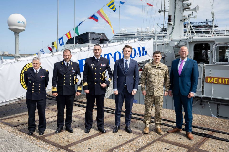 Бельгия и Нидерланды передали ВМС Украины два тральщика-искатель мин Narcis и Vlaardingen типа Tripartite, которые будут носить названия «Мариуполь» и «Мелитополь» соответсвенно Бельгия и Нидерланды передали ВМС Украины два тральщика-искатель мин Narcis и Vlaardingen типа Tripartite, которые будут носить названия «Мариуполь» и «Мелитополь» соответсвенно