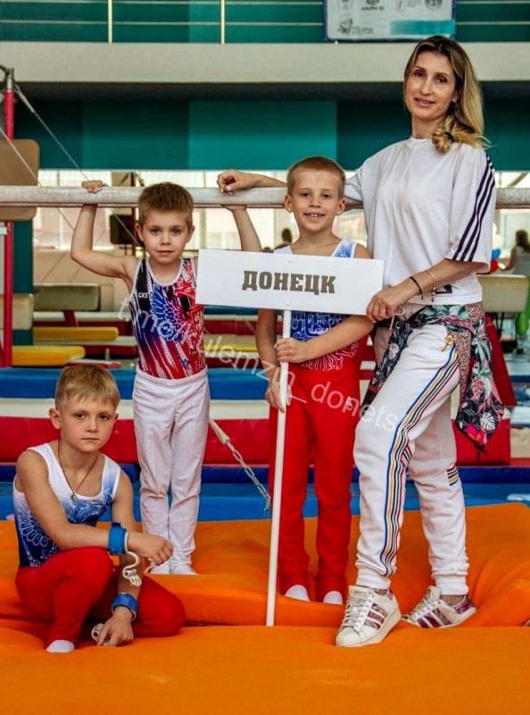 Алексей Кулемзин: Донецкие гимнасты блестяще проявили себя на Республиканских соревнованиях по спортивной гимнастике в Евпатории, посвящённых памяти абсолютной Олимпийской чемпионки Марии Гороховской Алексей Кулемзин: Донецкие гимнасты блестяще проявили себя на Республиканских соревнованиях по спортивной гимнастике в Евпатории, посвящённых памяти абсолютной Олимпийской чемпионки Марии Гороховской