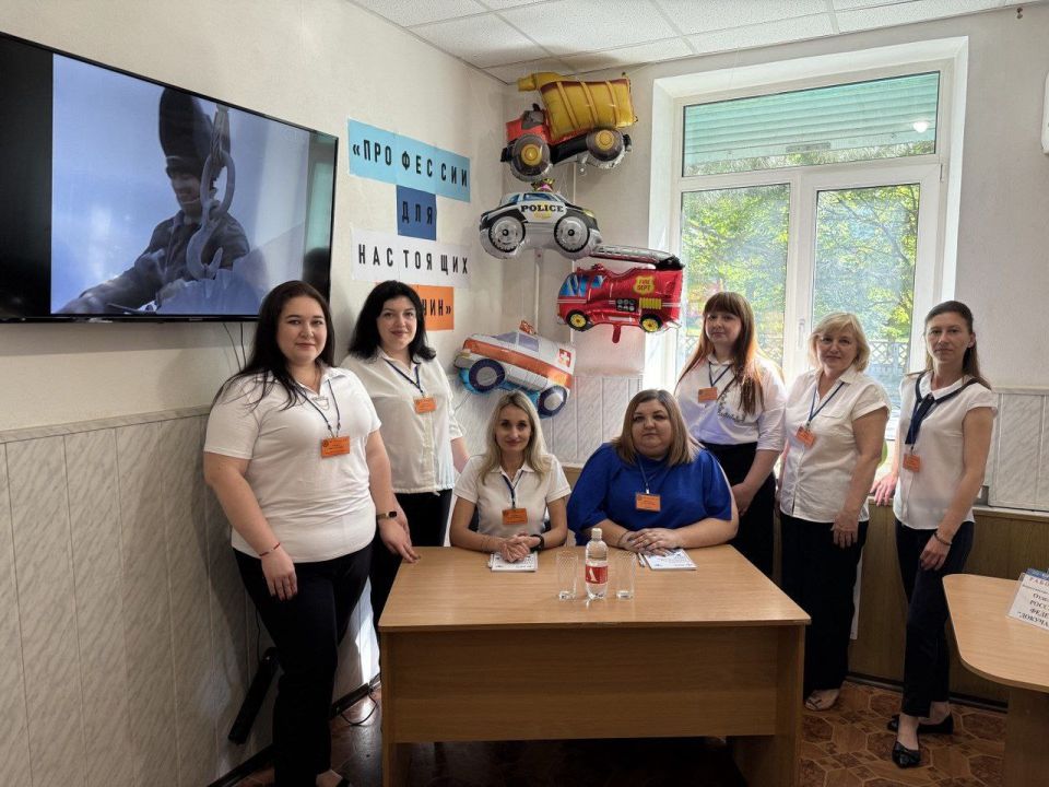 27 июня, в центре занятости Докучаевска, координатор проекта «Моя карьера с Единой Россией» Партии «Единая Россия», управляющий делами администрации городского округа Докучаевск Анна Будиль приняла участие во Всероссийской... 27 июня, в центре занятости Докучаевска, координатор проекта «Моя карьера с Единой Россией» Партии «Единая Россия», управляющий делами администрации городского округа Докучаевск Анна Будиль приняла участие во Всероссийской...