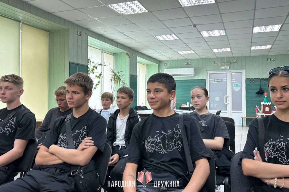 Вместе к новым вершинам!. Команда Народной Дружины Мангушского муниципального округа провела важную и продуктивную встречу с активистами Вместе к новым вершинам!. Команда Народной Дружины Мангушского муниципального округа провела важную и продуктивную встречу с активистами