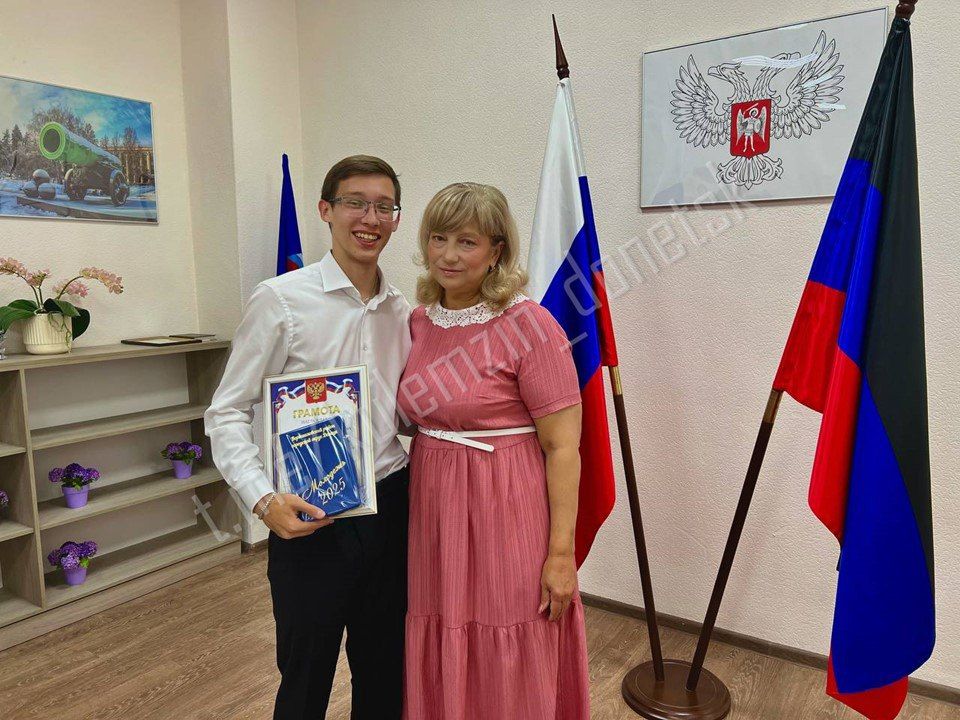 Сегодня, в преддверии Дня молодёжи, в Управе Ворошиловского района состоялось торжественное награждение самых активных представителей нашей молодёжи Сегодня, в преддверии Дня молодёжи, в Управе Ворошиловского района состоялось торжественное награждение самых активных представителей нашей молодёжи