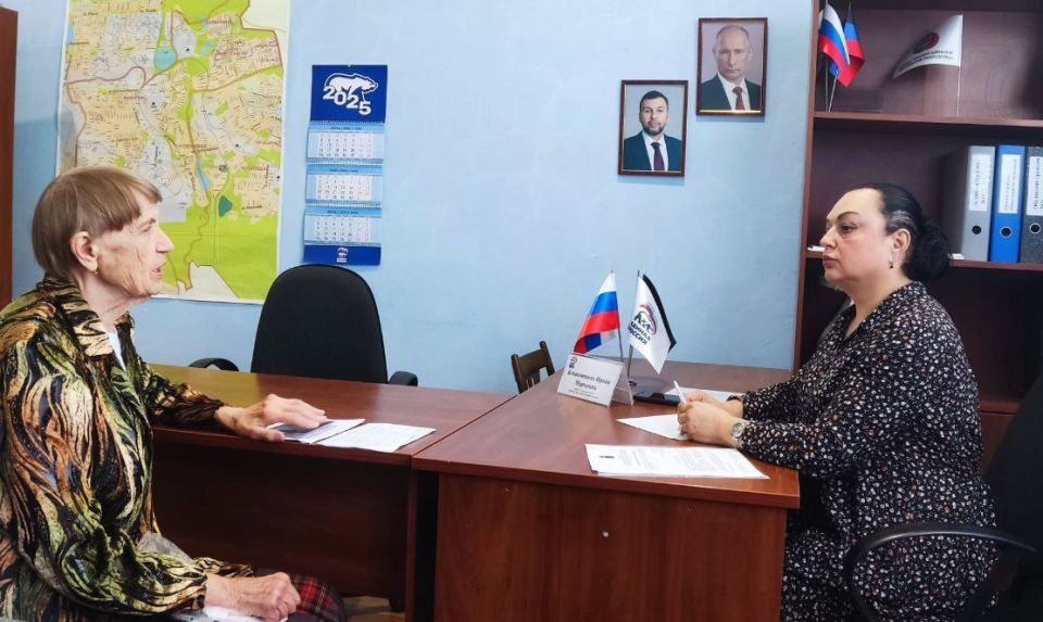 ПРИЁМЫ ГРАЖДАН. Депутаты Ирина Бениаминова, Богдан Новиков, Евгения Мажара и Кирилл Рыбаков традиционно принимали граждан в закреплённых районах Донецка ПРИЁМЫ ГРАЖДАН. Депутаты Ирина Бениаминова, Богдан Новиков, Евгения Мажара и Кирилл Рыбаков традиционно принимали граждан в закреплённых районах Донецка