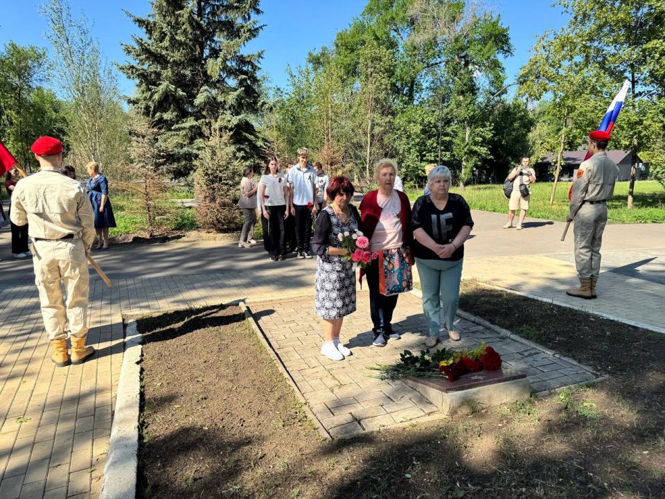 Елена Рязанцева: В преддверии Дня партизан и подпольщиков в Пролетарском районе на Аллее славы в парке имени Горького состоялось возложение цветов к памятнику героям Буденновско- Авдотьинского подполья «Непокоренные» Елена Рязанцева: В преддверии Дня партизан и подпольщиков в Пролетарском районе на Аллее славы в парке имени Горького состоялось возложение цветов к памятнику героям Буденновско- Авдотьинского подполья «Непокоренные»