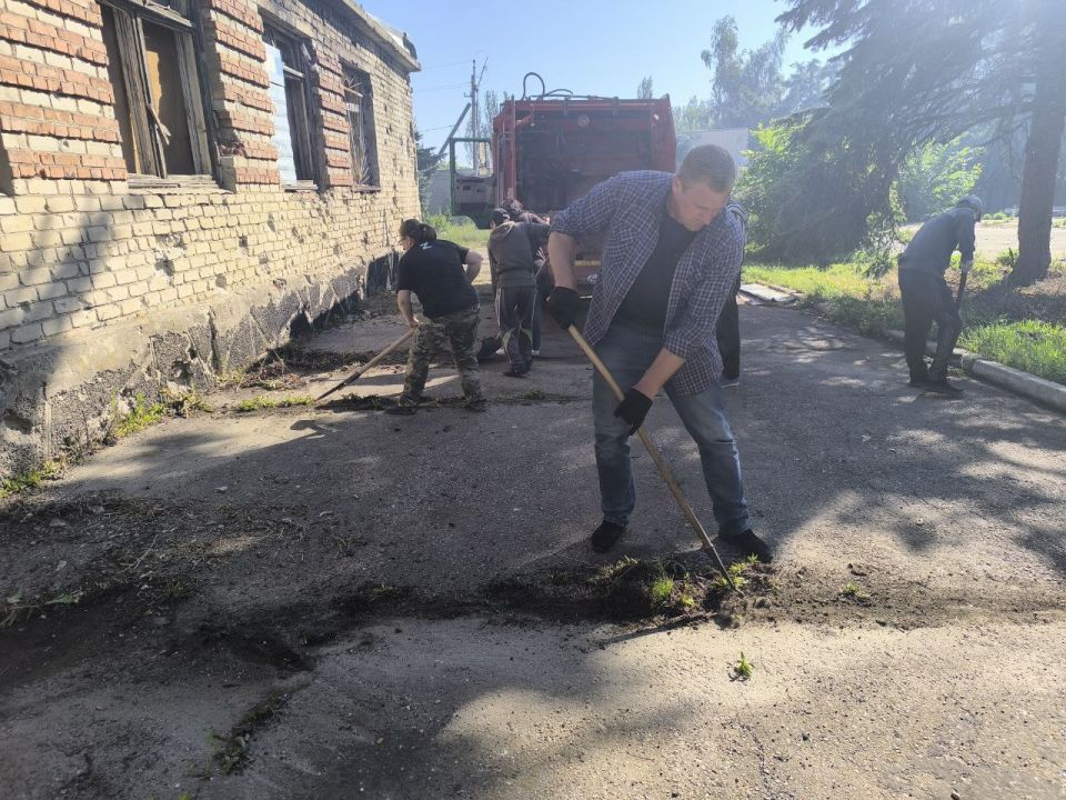 Сергей Желновач: В посёлке Новолуганское прошёл экологический субботник, в котором активно участвовали представители Новолуганского территориального сектора, сотрудники дома культуры и специалисты дошкольного образования Сергей Желновач: В посёлке Новолуганское прошёл экологический субботник, в котором активно участвовали представители Новолуганского территориального сектора, сотрудники дома культуры и специалисты дошкольного образования