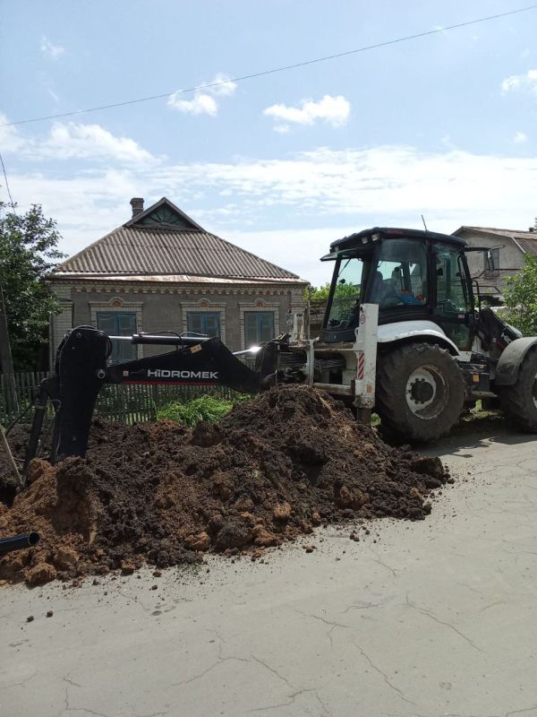 Работниками МУП "Восток-Комсервис" проведены ремонтные работы сети водоснабжения по ул. Чапаева, ул. Кирова и ул. Энгельса в пгт Володарское Работниками МУП "Восток-Комсервис" проведены ремонтные работы сети водоснабжения по ул. Чапаева, ул. Кирова и ул. Энгельса в пгт Володарское