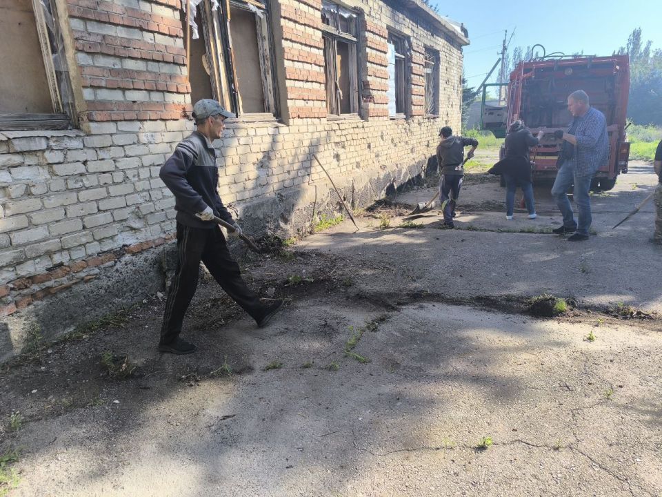 Сергей Желновач: В посёлке Новолуганское прошёл экологический субботник, в котором активно участвовали представители Новолуганского территориального сектора, сотрудники дома культуры и специалисты дошкольного образования Сергей Желновач: В посёлке Новолуганское прошёл экологический субботник, в котором активно участвовали представители Новолуганского территориального сектора, сотрудники дома культуры и специалисты дошкольного образования
