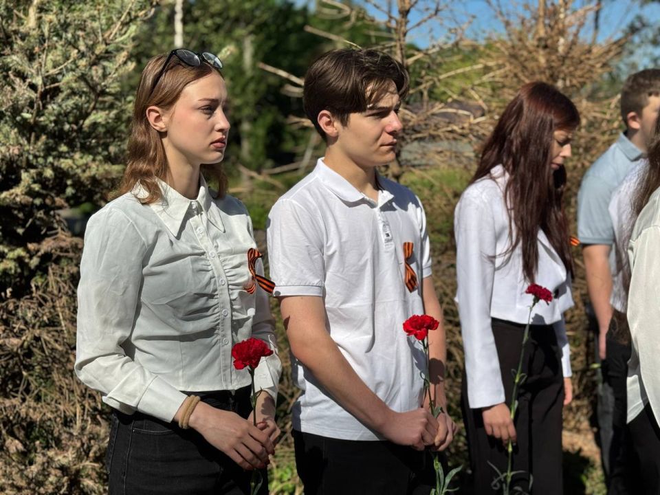 В преддверии Дня партизан и подпольщиков в Пролетарском районе на Аллее славы в парке имени Горького состоялось возложение цветов к памятнику героям Буденновско- Авдотьинского подполья «Непокоренные» В преддверии Дня партизан и подпольщиков в Пролетарском районе на Аллее славы в парке имени Горького состоялось возложение цветов к памятнику героям Буденновско- Авдотьинского подполья «Непокоренные»