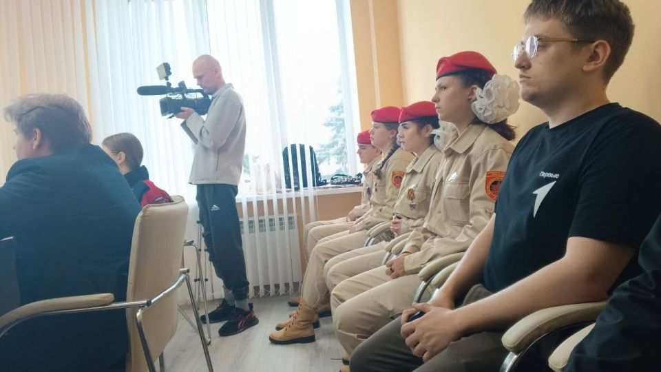Юнармейцы ВПК «Амазонки»,ВПК «Защитники», ВПК «КОРСА» имени Героя РФ, Героя ДНР О. С. Качуры г. Горловки приняли участие во встрече с Главой муниципального образования городского округа Горловка ДНР - Иваном Сергеевичем... Юнармейцы ВПК «Амазонки»,ВПК «Защитники», ВПК «КОРСА» имени Героя РФ, Героя ДНР О. С. Качуры г. Горловки приняли участие во встрече с Главой муниципального образования городского округа Горловка ДНР - Иваном Сергеевичем...