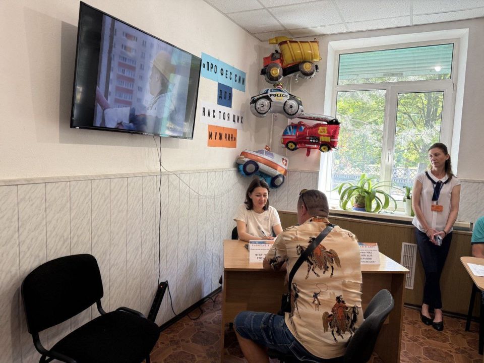 27 июня, в центре занятости Докучаевска, координатор проекта «Моя карьера с Единой Россией» Партии «Единая Россия», управляющий делами администрации городского округа Докучаевск Анна Будиль приняла участие во Всероссийской... 27 июня, в центре занятости Докучаевска, координатор проекта «Моя карьера с Единой Россией» Партии «Единая Россия», управляющий делами администрации городского округа Докучаевск Анна Будиль приняла участие во Всероссийской...