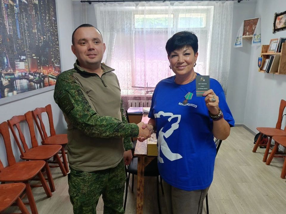 Медали достойна!. Приказом командира одного из воинских подразделений ВС РФ за постоянную активную помощь фронту, проведение сборов гуманитарной помощи бойцам на передовую и раненым воинам в гостипали председателя Совета... Медали достойна!. Приказом командира одного из воинских подразделений ВС РФ за постоянную активную помощь фронту, проведение сборов гуманитарной помощи бойцам на передовую и раненым воинам в гостипали председателя Совета...