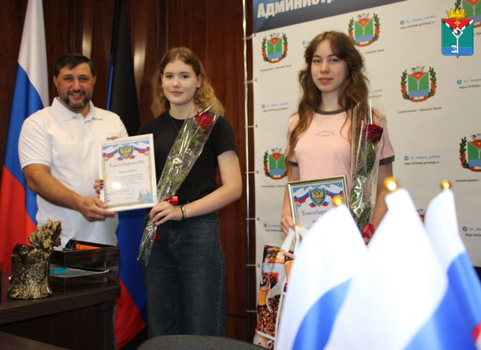 Александр Петрикин: Сегодня в Администрации округа в преддверии Дня молодёжи поздравил с наступающим праздником молодое поколение краснолиманцев Александр Петрикин: Сегодня в Администрации округа в преддверии Дня молодёжи поздравил с наступающим праздником молодое поколение краснолиманцев