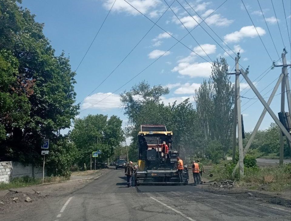 В Снежном продолжается обновление дорожного покрытия на ул. Терешковой В Снежном продолжается обновление дорожного покрытия на ул. Терешковой