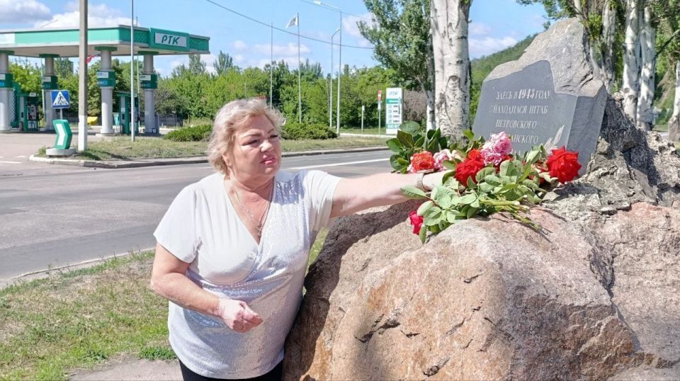 Наталья Бегуненко: Сегодня, 27 июня, в Петровском районе г. Донецка состоялась церемония возложения цветов к памятному знаку «Петровскому партизанскому отряду Александра Шведова», посвященная Дню партизан и подпольщиков Наталья Бегуненко: Сегодня, 27 июня, в Петровском районе г. Донецка состоялась церемония возложения цветов к памятному знаку «Петровскому партизанскому отряду Александра Шведова», посвященная Дню партизан и подпольщиков