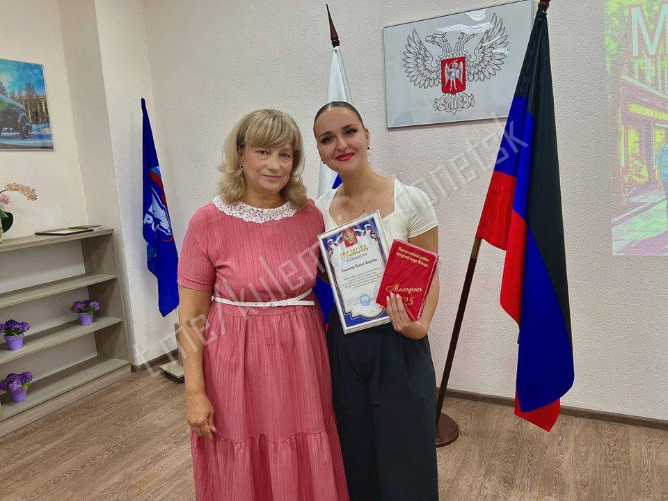 Сегодня, в преддверии Дня молодёжи, в Управе Ворошиловского района состоялось торжественное награждение самых активных представителей нашей молодёжи Сегодня, в преддверии Дня молодёжи, в Управе Ворошиловского района состоялось торжественное награждение самых активных представителей нашей молодёжи