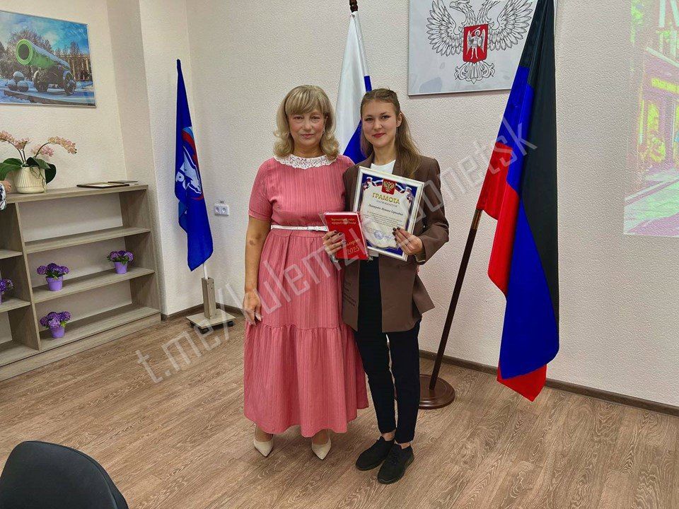 Сегодня, в преддверии Дня молодёжи, в Управе Ворошиловского района состоялось торжественное награждение самых активных представителей нашей молодёжи Сегодня, в преддверии Дня молодёжи, в Управе Ворошиловского района состоялось торжественное награждение самых активных представителей нашей молодёжи