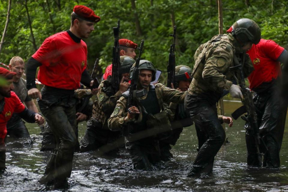 Первый заместитель директора Росгвардии генерал-полковник Юрий Яшин поздравил бойцов спецназа, успешно прошедших испытания на право ношения крапового берета в ОДОН имени Ф.Э. Дзержинского Первый заместитель директора Росгвардии генерал-полковник Юрий Яшин поздравил бойцов спецназа, успешно прошедших испытания на право ношения крапового берета в ОДОН имени Ф.Э. Дзержинского