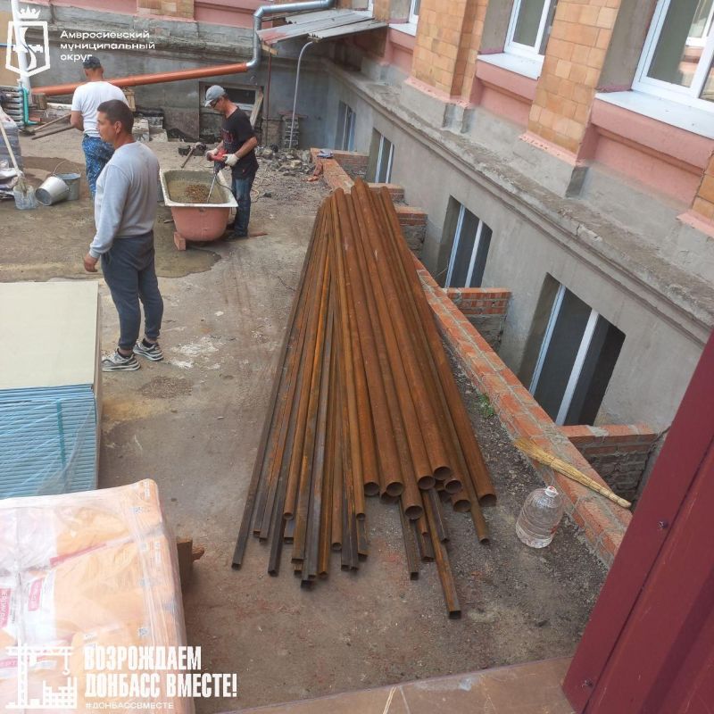 В Амвросиевке продолжаются работы по восстановлению образовательных учреждений В Амвросиевке продолжаются работы по восстановлению образовательных учреждений