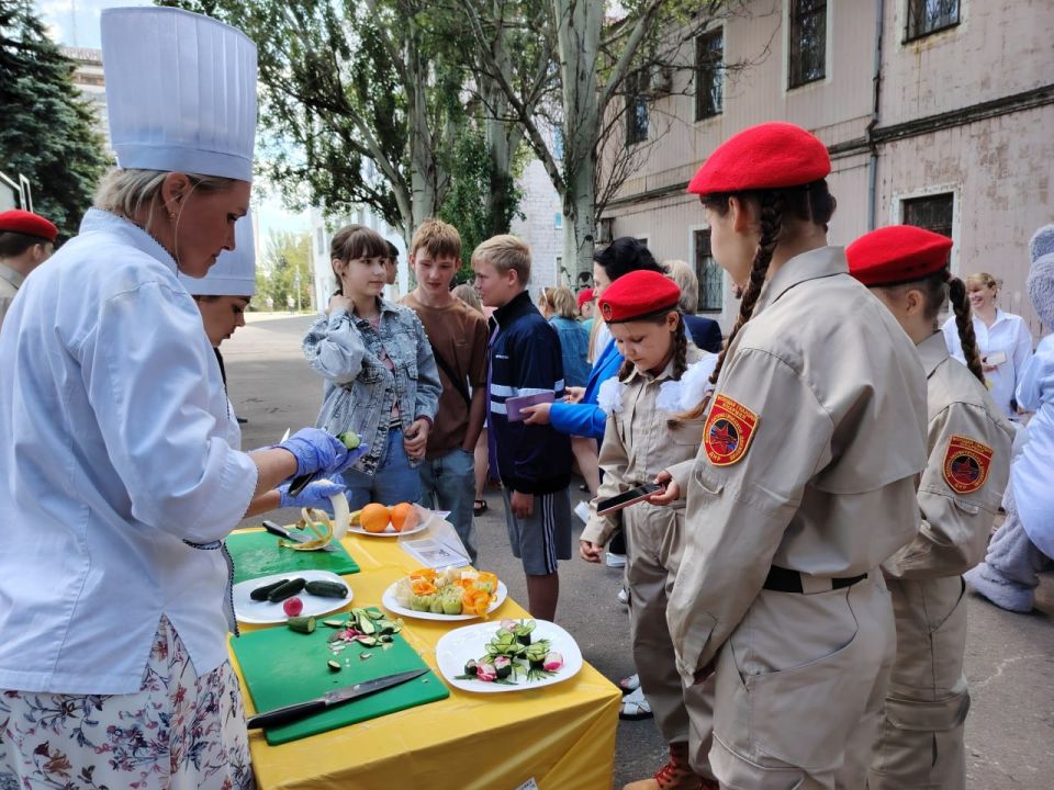 Молодёжь в рамках «Фестиваля профессий» знакомится с перспективными профессиями, проходит тестирование по профориентации, участвует в различных мастер-классах Молодёжь в рамках «Фестиваля профессий» знакомится с перспективными профессиями, проходит тестирование по профориентации, участвует в различных мастер-классах