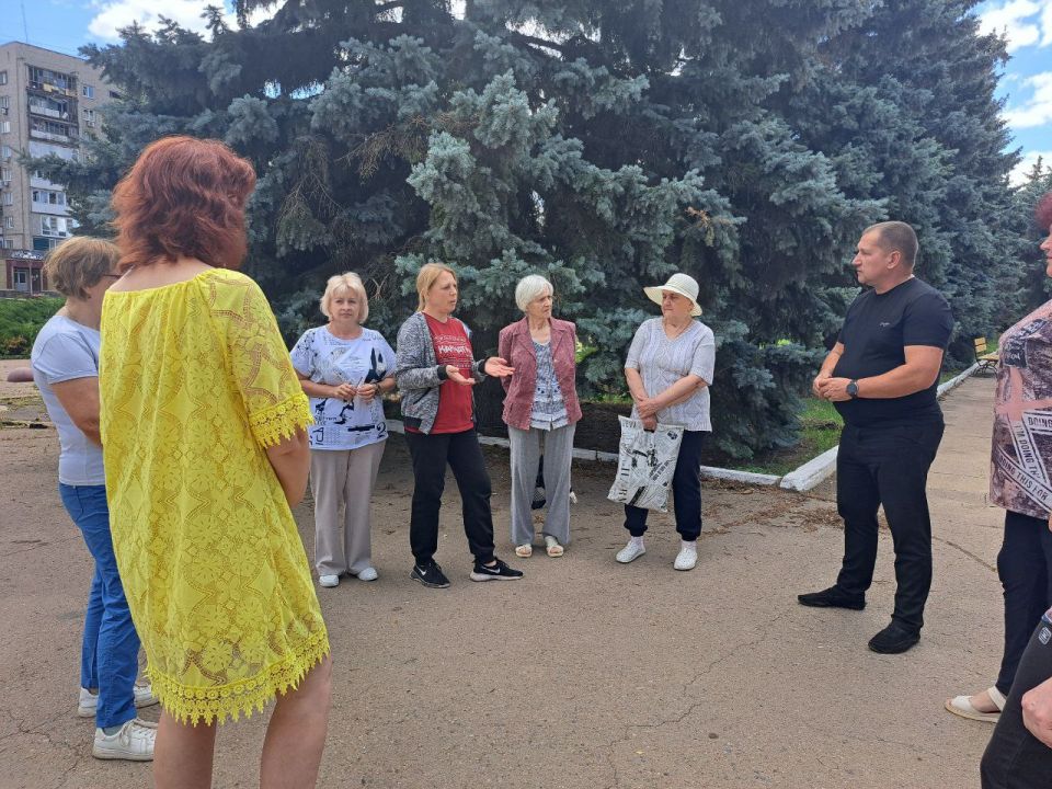 Сергей Желновач: 27 июня 2025 года, заместитель главы администрации городского округа Дебальцево Валерий Бессараб, провёл встречу с гражданами в городе Светлодарск Сергей Желновач: 27 июня 2025 года, заместитель главы администрации городского округа Дебальцево Валерий Бессараб, провёл встречу с гражданами в городе Светлодарск