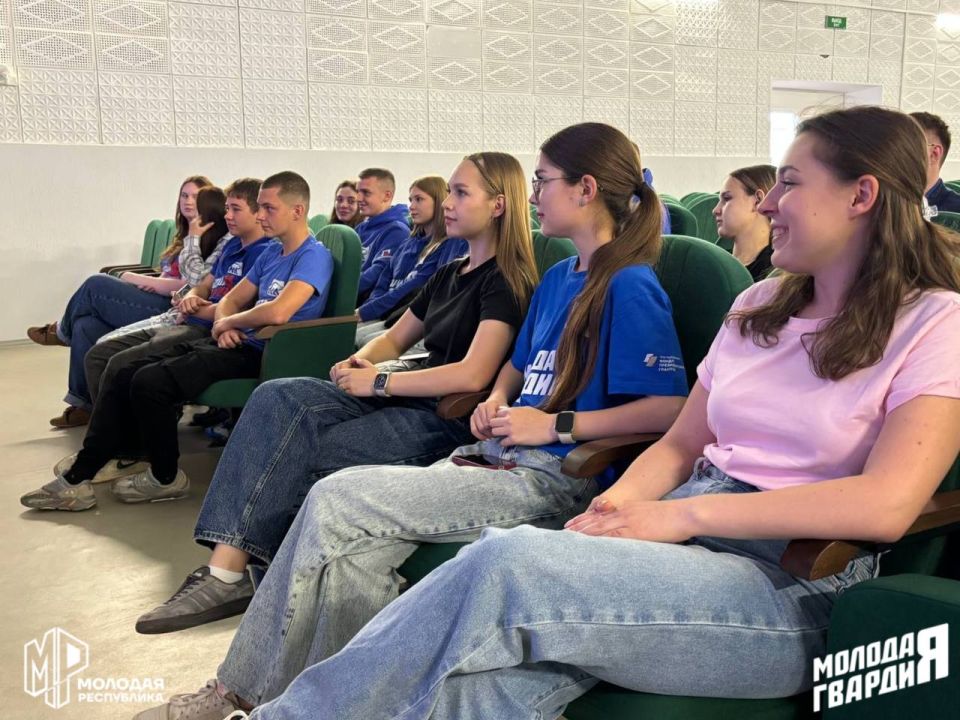 Работаем дальше. В преддверии Дня молодёжи Центральный штаб МР и МГЕР ДНР отметил активистов нашего штаба! Ребята получили благодарственные письма от руководителя организации Сергея Добровольского и памятные подарки Работаем дальше. В преддверии Дня молодёжи Центральный штаб МР и МГЕР ДНР отметил активистов нашего штаба! Ребята получили благодарственные письма от руководителя организации Сергея Добровольского и памятные подарки