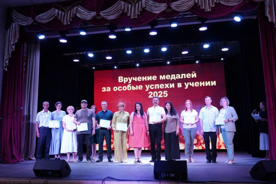 Сергей Юзвинкевич: Сегодня в Володарском доме культуры состоялось торжественное вручение медалей за особые успехи в учении Сергей Юзвинкевич: Сегодня в Володарском доме культуры состоялось торжественное вручение медалей за особые успехи в учении