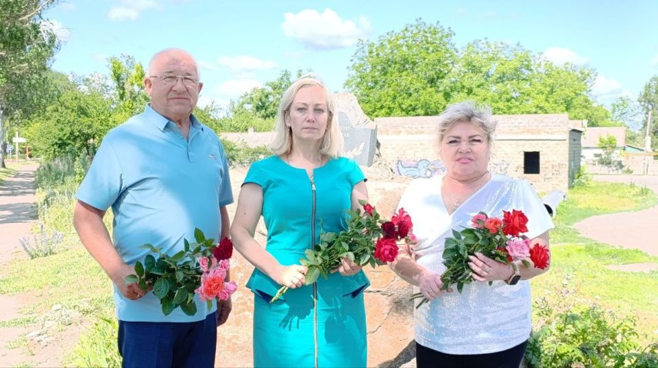 Наталья Бегуненко: Сегодня, 27 июня, в Петровском районе г. Донецка состоялась церемония возложения цветов к памятному знаку «Петровскому партизанскому отряду Александра Шведова», посвященная Дню партизан и подпольщиков