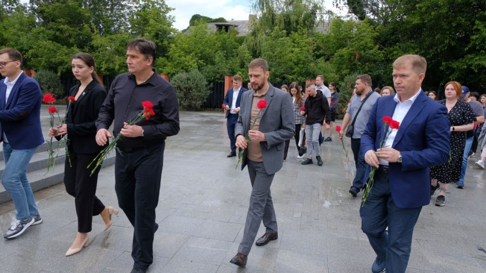 По окончании Пятого Всероссийского конкурса «Учимся выбирать» Избирательной комиссией ДНР для конкурсантов был организован комплекс историко-патриотических мероприятий, посвященных Году защитника Отечества По окончании Пятого Всероссийского конкурса «Учимся выбирать» Избирательной комиссией ДНР для конкурсантов был организован комплекс историко-патриотических мероприятий, посвященных Году защитника Отечества