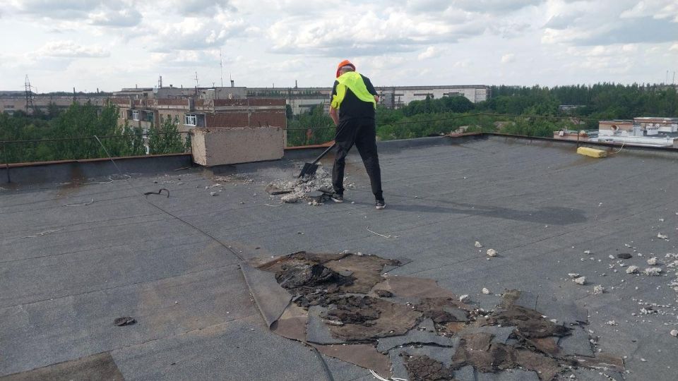 Подрядчики Нижегородской области продолжают ремонт крыш домов в Харцызске Подрядчики Нижегородской области продолжают ремонт крыш домов в Харцызске