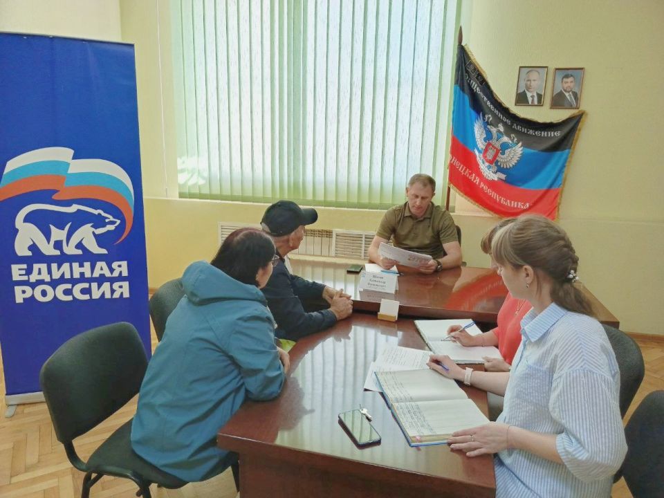 Прием граждан. 27 июня, секретарь местного отделения партии «Единая Россия», глава Шахтерского муниципального округа Александр Шатов провел прием граждан в общественной приемной в г. Шахтерске