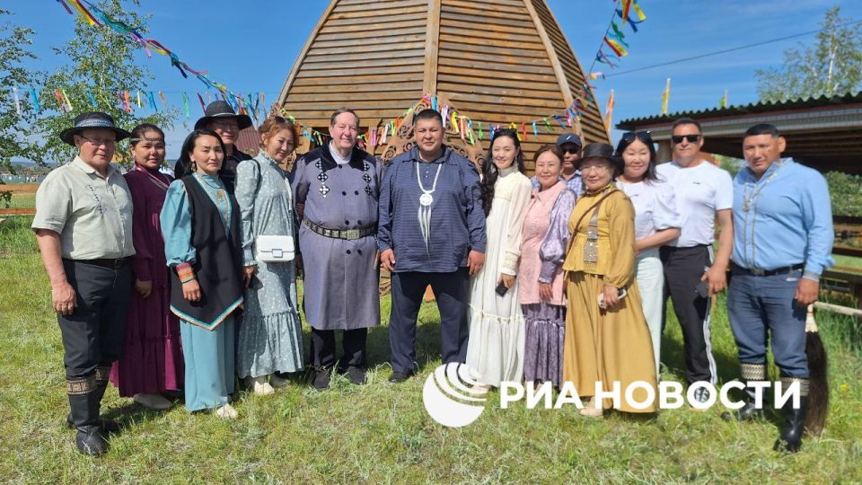 Делегации из ДНР, Казахстана, Китая, Индии участвуют в празднике "Ысыах Туймаады" в Якутске, двухдневное мероприятие может собрать не менее 240 тысяч человек, передает корреспондент РИА Новости Делегации из ДНР, Казахстана, Китая, Индии участвуют в празднике "Ысыах Туймаады" в Якутске, двухдневное мероприятие может собрать не менее 240 тысяч человек, передает корреспондент РИА Новости