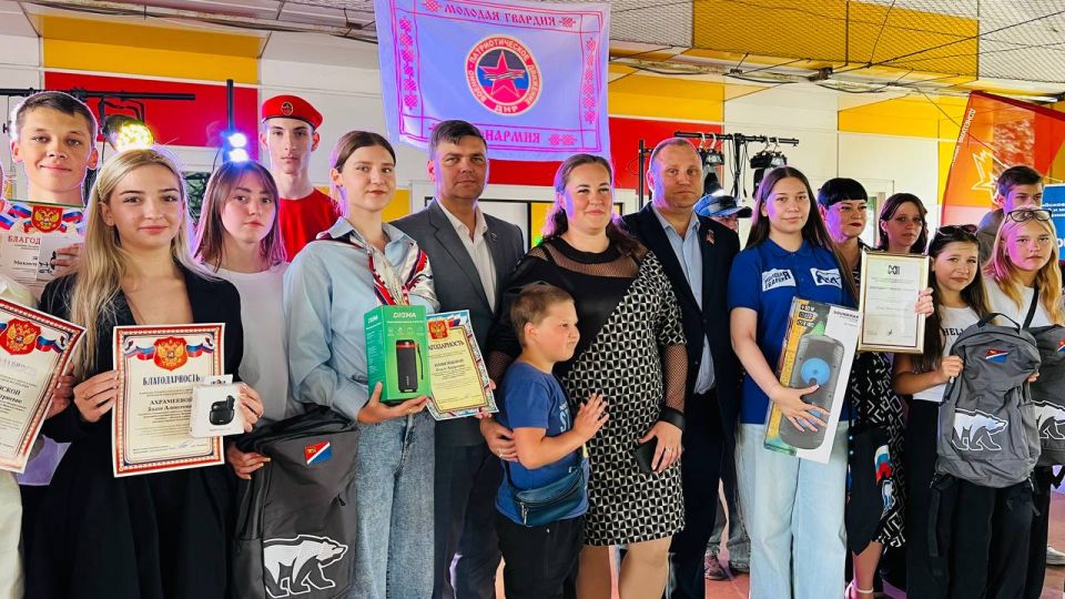 «Дорогие ребята! Сегодня мы чествуем тех, кто не остается равнодушным к жизни нашего города. Ваши усилия, ваш талант и ваша энергия вдохновляют всех нас. Вы — будущее нашего общества, и мы гордимся вами!» — с такими словами... «Дорогие ребята! Сегодня мы чествуем тех, кто не остается равнодушным к жизни нашего города. Ваши усилия, ваш талант и ваша энергия вдохновляют всех нас. Вы — будущее нашего общества, и мы гордимся вами!» — с такими словами...