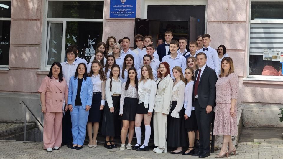 Олег Трофимов: Выпускникам Республики торжественно вручили аттестаты об образовании Олег Трофимов: Выпускникам Республики торжественно вручили аттестаты об образовании