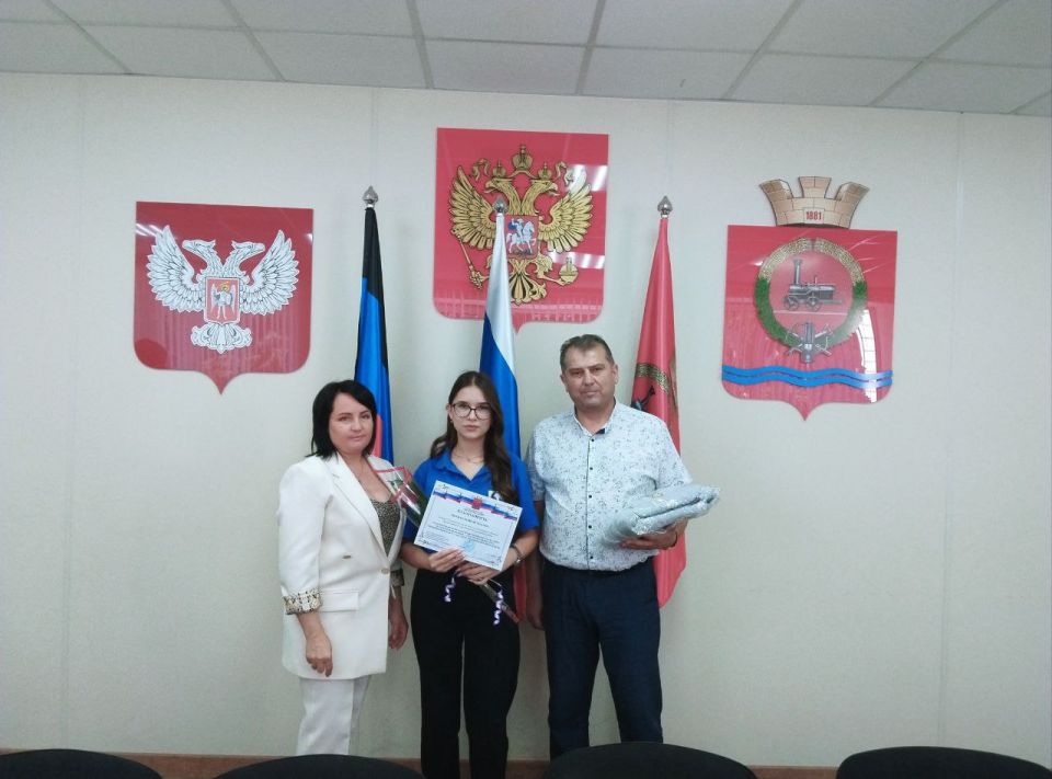 В связи с празднованием Дня Молодежи проведено награждение активных ребят Волновахского муниципального округа В связи с празднованием Дня Молодежи проведено награждение активных ребят Волновахского муниципального округа