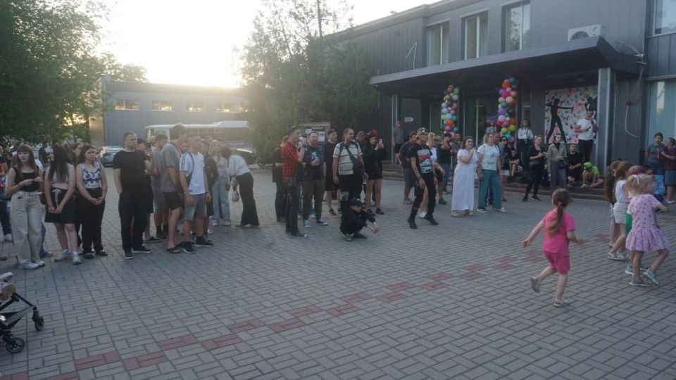 День молодежи в поселке Мангуш запомнится надолго как настоящий праздник энергии и драйва День молодежи в поселке Мангуш запомнится надолго как настоящий праздник энергии и драйва